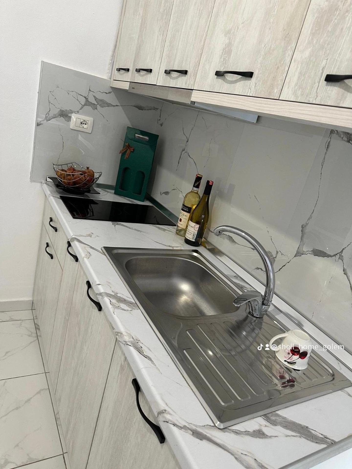 Shell 2 Appartement Golem (Tirana)